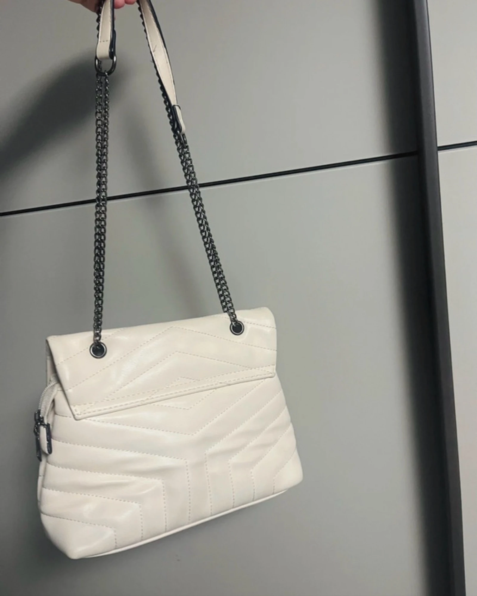Crème gekwelde schoudertas met zwarte ketting in chique stijl – photo 2